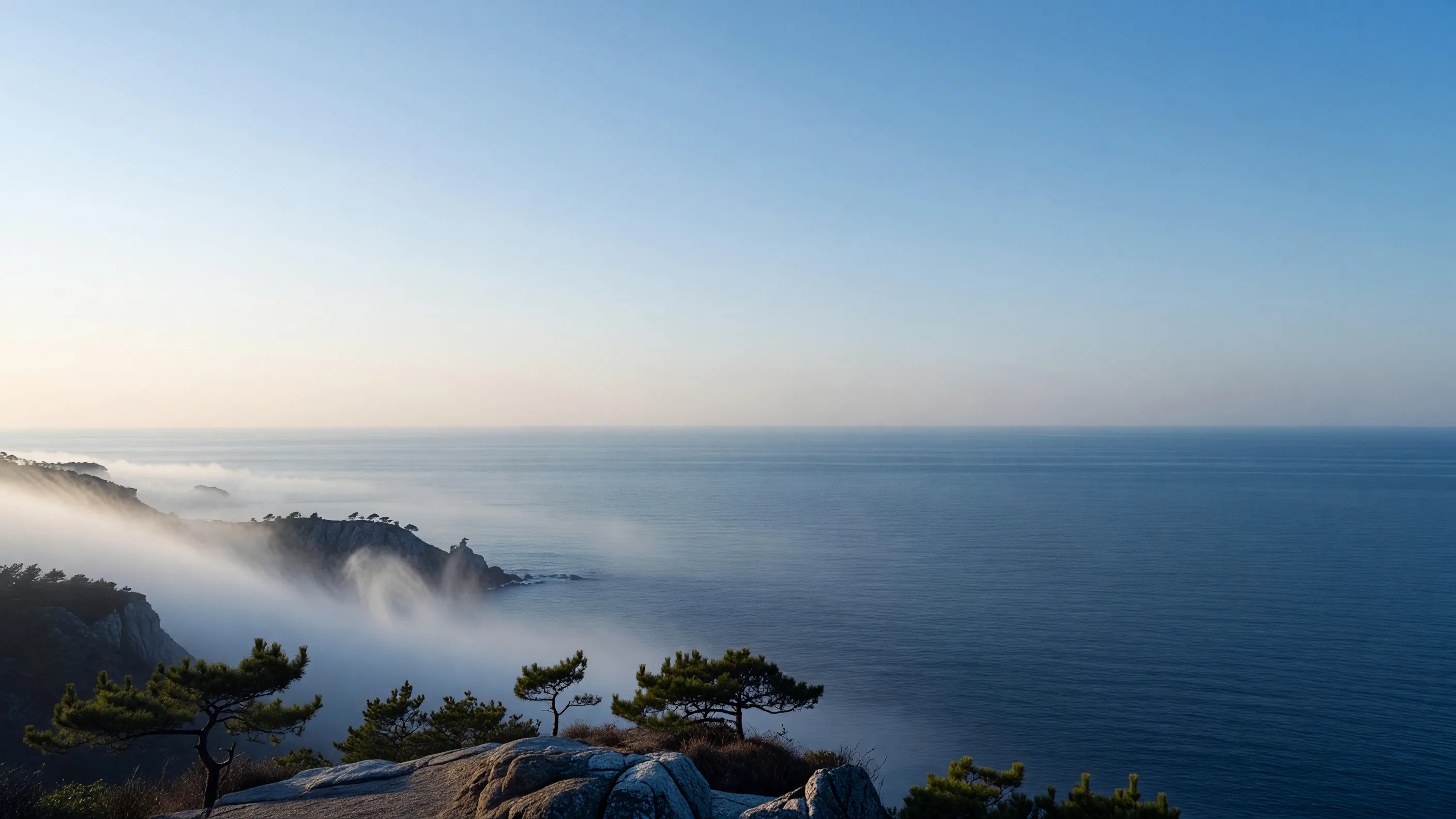 夜明けの海の地平線